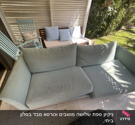 ספה אפורה עם כריות על מרפסת
